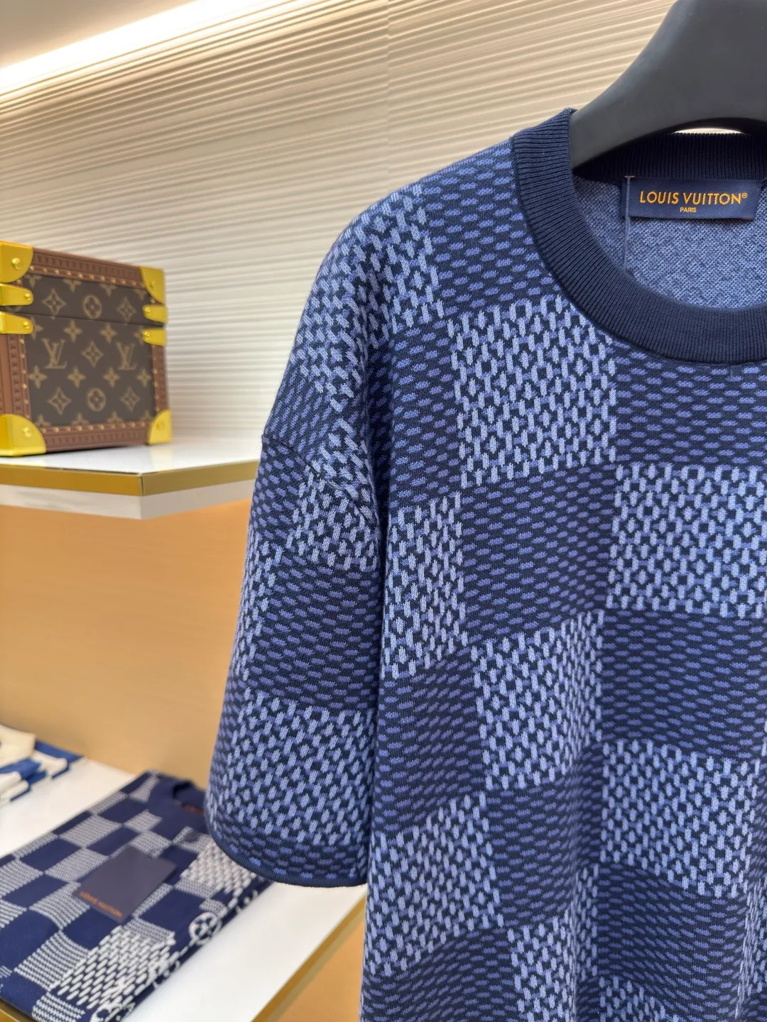 LOUIS VUITTON plaid beaded woolen short sleeves ●Authentic product: purchased and developed at 11400 ●Item number: 1680086-B05 ●Fabric: wool fabric ●Technology: knitting ●Version: fitted version ●Weight: about 330 grams ●Size: XS-S-M-L ●Description: The wool material is made of 100% fully combed cotton yarn, and the fabric piece is woven using a Stoll 16-needle ultra-fine machine imported from Germany worth 47W. It is woven at a parallel and even speed with reference to the original three-color jacquard structure. Each piece takes 270 minutes. During the weaving, 7 sand spits are used to alternately knit back and forth. The number of knitting rows for a single front garment hanging wool is as high as Line 6352... Only after random inspection can we carry out seam selection, washing, and hand-ordering of the original main label, wash mark, details down to the height of the wash mark, stitching method, and final ironing. Only after a general inspection can we package and ship. It is not like those ordinary computerized flat knitting machines. In order to rush the goods, the speed is turned to the limit, and the stitches of the knitted garments are different in size, code, and patterns. The overall wiring is straight and delicate, the fabric is comfortable and soft, and the color is consistent without color difference. It can be matched with the same style to create a fashionable look and control various occasions. Customized accessories, complete with three standards, same style for men and women!